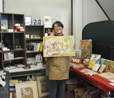 「キノコファクトリーのねじろ」のシェアギャラリースペースで自身の作品を手に持つ高野温子さん＝熊本市東区