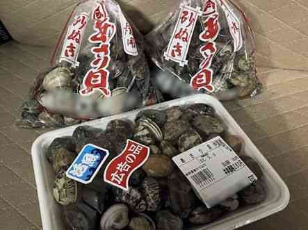 熊本市内のスーパーで売られていたアサリ。パック入りは「中国産」のラベルが貼られ、袋入りには産地の表示がなかった＝２日（写真の一部を加工しています）