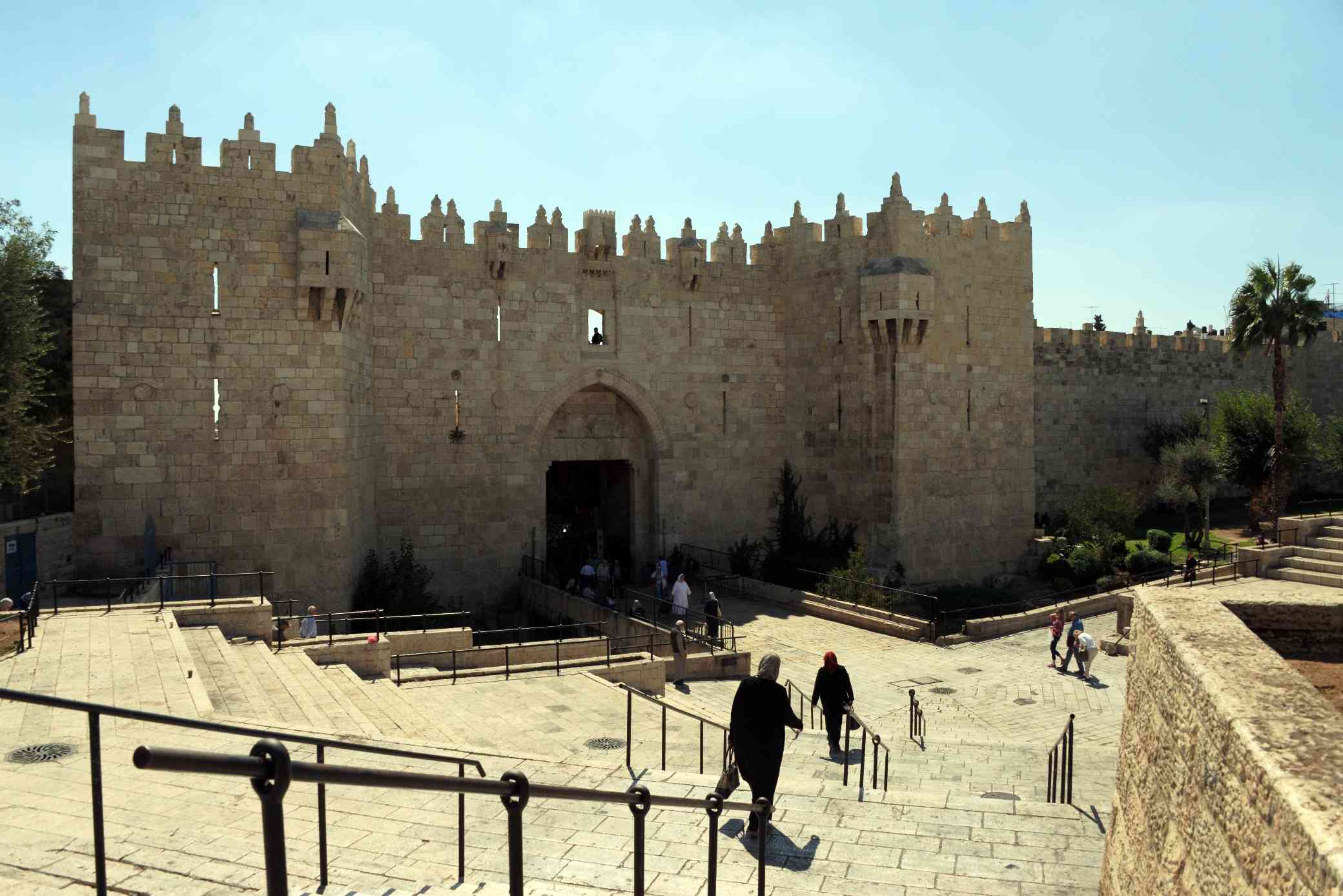 エルサレム旧市街のパレスチナ人居住区近くにあるダマスカス門 