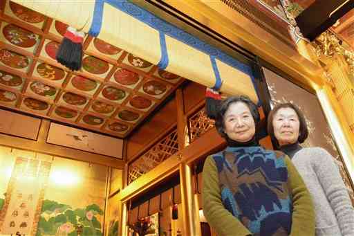 普賢寺の天井画を描いた牛島博子さん（左）と田上美智子さん＝熊本市中央区