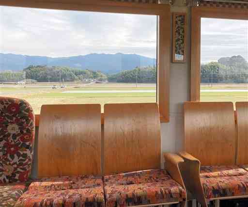 くま川鉄道の車窓に広がる田園風景。遠くの山々とあいまって懐かしさを感じさせる