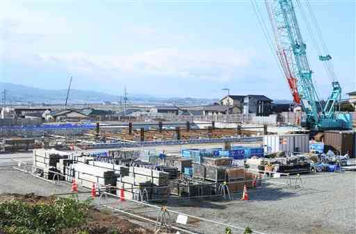 熊本地震で被災した益城町役場庁舎の新築工事が進む現場。庁舎は災害見舞金の大幅減額の対象になっている＝５日、同町