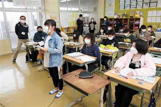 月の満ち欠けを学ぶオンライン授業で、観察した月の形を報告する一武小の６年生＝錦町