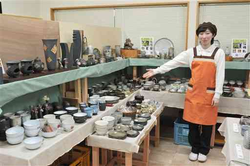 「小代焼」の陶器や竹箸など地元特産の工芸品が並ぶ店内＝南関町