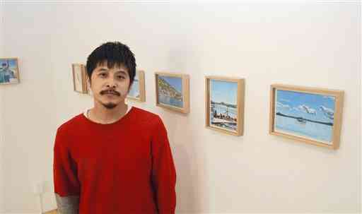 ２０２３年２月１１日から熊本市現代美術館で展覧会を開く作家の坂口恭平さん。パステル画の所有者に出品協力を呼び掛けている＝同市中央区