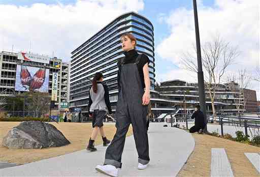 辛島公園で開かれたヒロ・デザイン専門学校のファッションショー＝熊本市中央区（後藤仁孝）