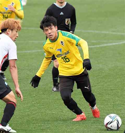 Ｊ１札幌との練習試合で味方にパスを出すＭＦ坂本＝大津町運動公園球技場