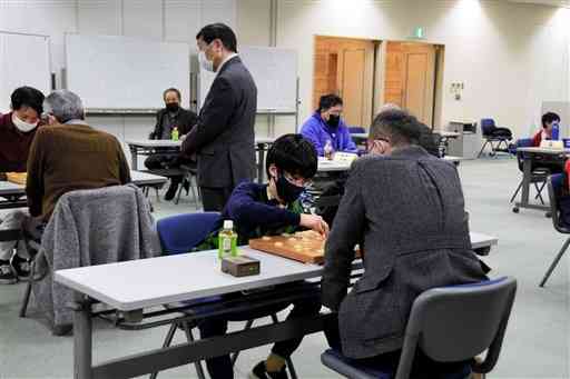 第６９期肥後名人戦の熊本市・上益城予選で対局する出場者＝熊本市中央区