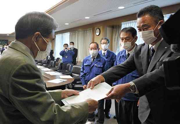 蒲島郁夫知事（左）に要望書を手渡す球磨村の松谷浩一村長＝１４日、県庁