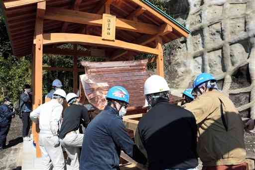 再建した本殿を覆屋に運ぶ球磨工高の生徒たち＝相良村