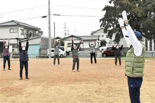 武蔵ケ丘南公園で運動する武蔵校区１町内の住民ら＝熊本市北区