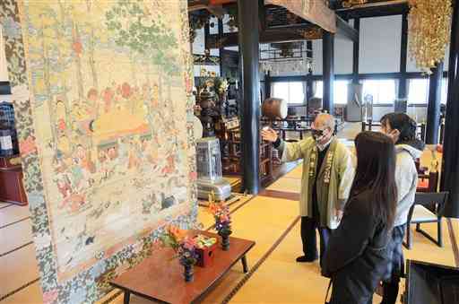 正立寺で披露された涅槃図に見入る来場者ら（右）＝熊本市中央区