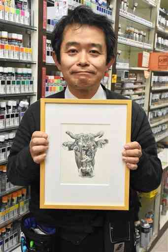 細密画を描く松尾暢さん。表現は極めて細かく、筆跡が分からないほどだ＝熊本市