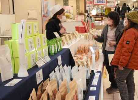 県産素材を生かした菓子や加工食品の販売会「くまもと厳選マルシェ」の会場＝１６日、熊本市中央区