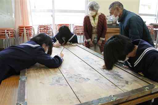 絵馬の細かな部分を真剣に塗っていく芳野中の生徒ら＝熊本市西区