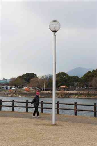 熊本市がＬＥＤ化を進める水前寺江津湖公園の街灯＝熊本市中央区