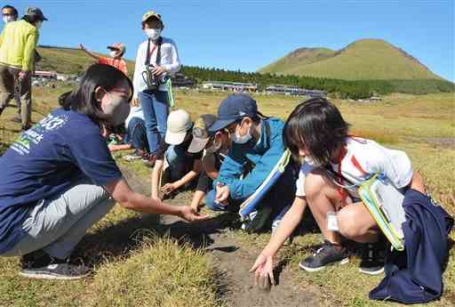 ４年生の「うぶやま学」の様子。草千里で阿蘇の草原の成り立ちを学んだ＝昨年１０月、南阿蘇村