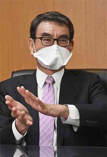 新型コロナワクチンの３回目接種などについて語る自民党の河野太郎広報本部長＝１７日、熊本市中央区の自民党県連（高見伸）