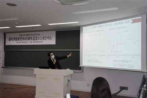 熊本地震で県内経済が受けた影響について説明する政策科学研究所の武田健太主任研究員＝１７日、熊本市中央区