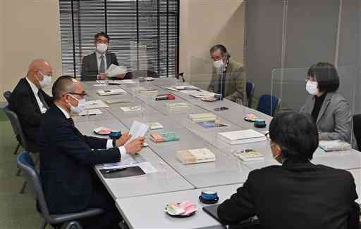 熊日出版文化賞の候補作について意見を交わす選考委員たち＝１７日、熊本市中央区の熊日本社（後藤仁孝）