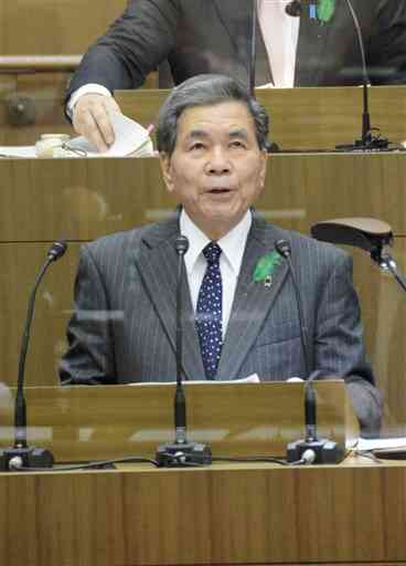 熊本県議会で議案の提案理由を説明する蒲島郁夫知事＝１８日、県議会