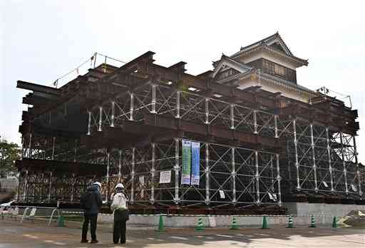 熊本城の戌亥櫓の復旧工事現場。櫓の倒壊を防ぐための鉄骨が設置されている＝１８日午前、熊本市中央区（後藤仁孝）