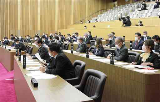 ２月定例県議会の議場。女性議員はわずか２人にとどまる＝１８日、県議会棟