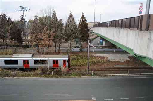 菊陽町が新駅設置を要望しているＪＲ豊肥線の町図書館裏付近。県道熊本菊陽線に架かる杉並木陸橋（右）近くを想定している＝同町