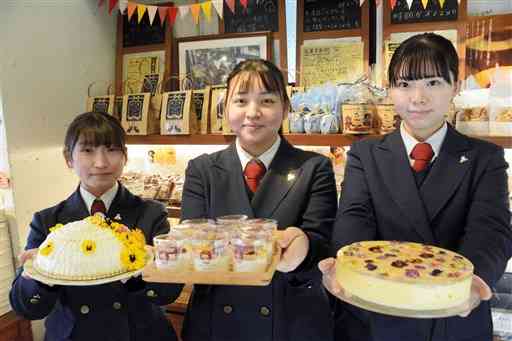 食用花を使ったスイーツを提案した学園大付属高の生徒ら＝熊本市中央区
