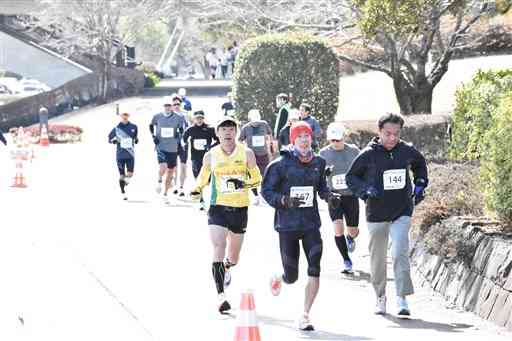 厳しい寒さの中、周回コースを力走するランナー＝熊本市東区