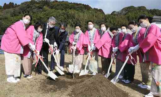 与謝野晶子の名前が付いた桜の苗木を植える「さくら会」のメンバーら＝人吉市