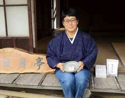 薏苡仁糖を手掛けるハトムギ農家の柳口弘美さん。「歴史ある銘菓を残したい」と力を込める＝八代市