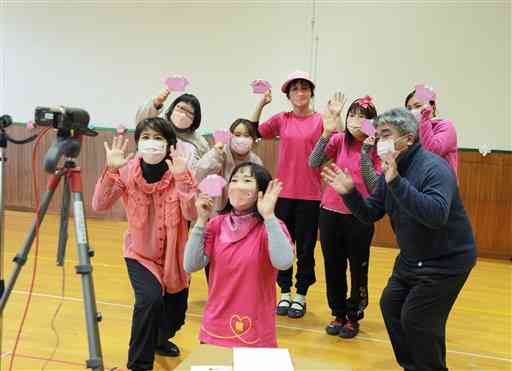 ピンクのシャツなどを着て、オンラインでいじめ防止などを呼び掛けるＹＭＣＡ水前寺幼稚園の教諭ら＝熊本市中央区