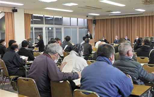 天草市民センターで開かれた市議選の立候補予定者説明会＝同市