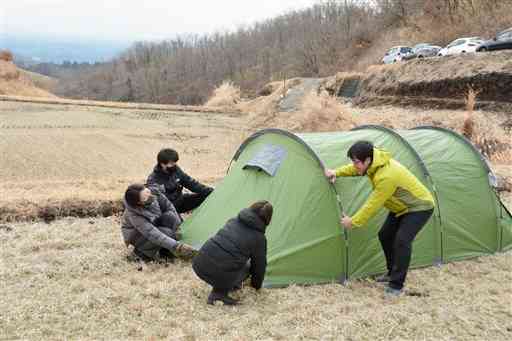 農閑期の扇棚田であったオートキャンプ場開設に向けた実証実験＝産山村