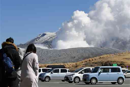 第１火口の噴火警戒レベルが３（入山規制）に引き上げられた阿蘇中岳＝２４日午後１時すぎ、阿蘇市の草千里駐車場から撮影（小山真史）