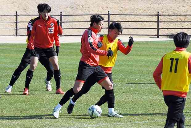 紅白戦で突破を図るロアッソ熊本のＦＷ杉山直宏（中央手前）＝２４日、県民総合運動公園ラグビー場