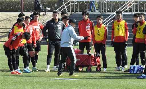 ２４日の練習で、大木武監督（中央手前）の指示を聞くロアッソ熊本の選手たち＝県民総合運動公園ラグビー場