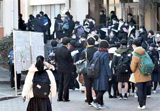 熊本大２次試験の前期日程が始まり、試験会場へ向かう受験生たち＝２５日午前、熊本市中央区の同大黒髪キャンパス（石本智）