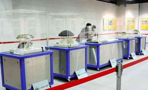 熊本博物館で特別公開されている探査機「はやぶさ２」の帰還カプセル＝熊本市中央区