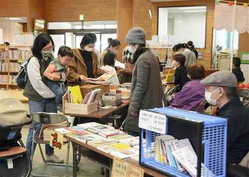 多くの人でにぎわった「せんちょうマルシェ」の古本市＝八代市