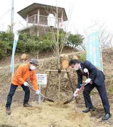 「オルレ」のコース認定１０周年を記念して植樹する堀江隆臣市長（右）と鬼塚泰英まちづくり委会長＝上天草市