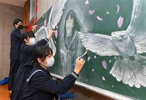 「旅立ちへのエール」をテーマに黒板アートを制作する大津高美術コースの２年生＝２８日、大津町の同校