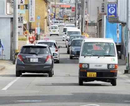 人吉市が青井地区の区画整理事業で拡幅する方針を示した国道４４５号＝１８日、同市