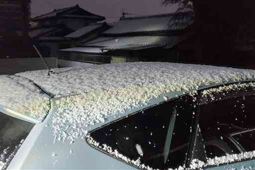 熊本市内で、車や民家の屋根にうっすら積もった雪＝５日午前６時４０分ごろ、同市西区