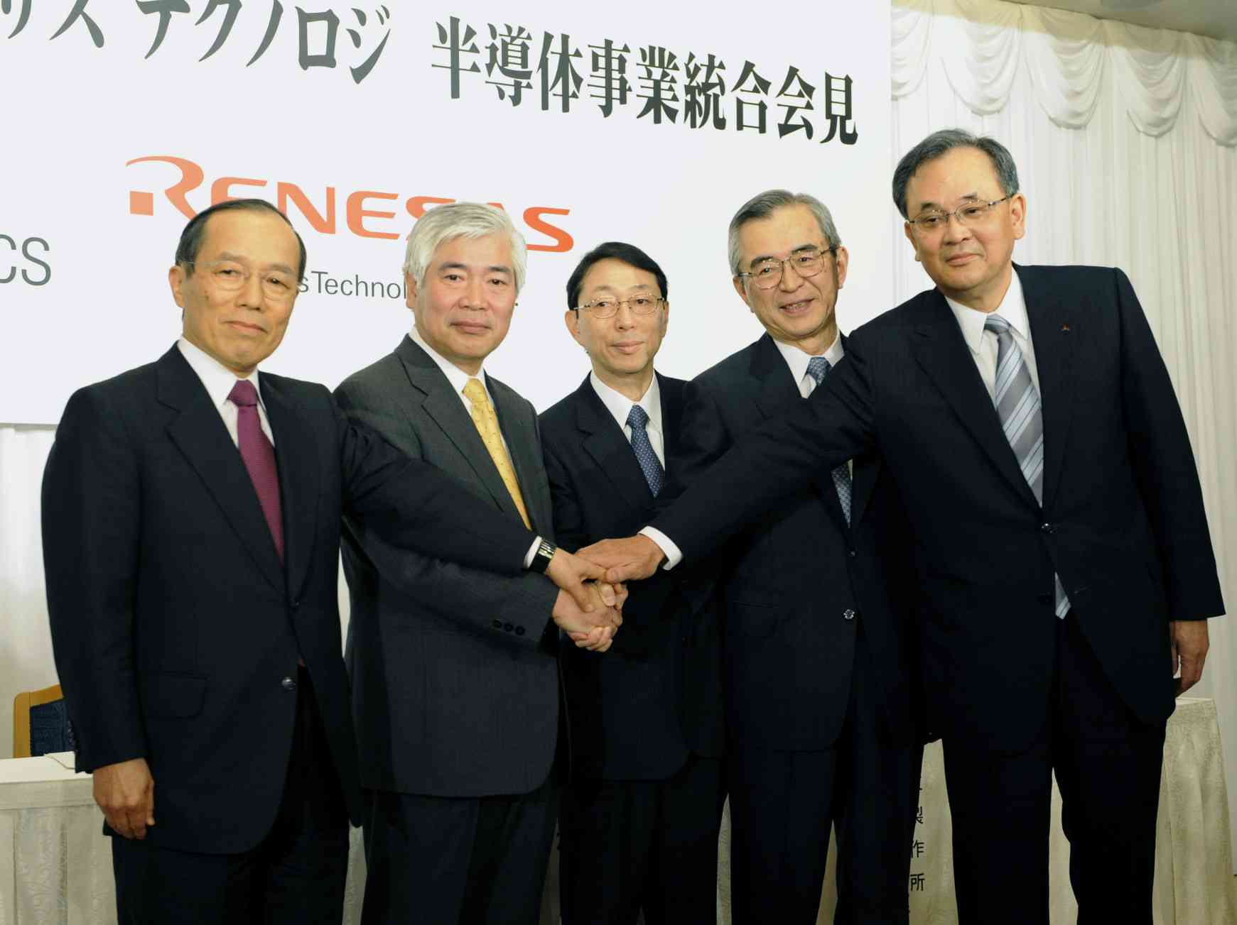ルネサステクノロジとＮＥＣエレクトロニクスの事業統合を発表する（左から）ＮＥＣの矢野薫社長、ＮＥＣエレクトロニクスの中島俊雄社長ら＝２００９年４月