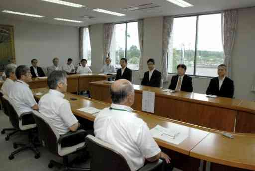 錦町役場を訪れ、会社の合理化策を説明する筆者（右端）ら＝2012年7月