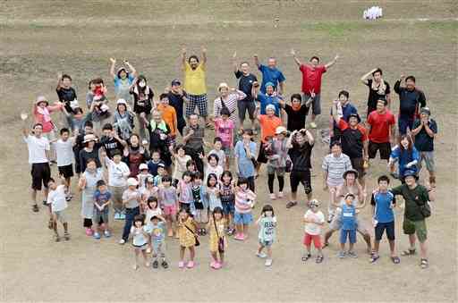 ２０１５年７月の「自然の達人づくり」で都市部から招いた親子と自然体験しながら交流した吉尾小の子どもたち。現在、保護者から「また復活させたい」との声もある＝芦北町の吉尾小