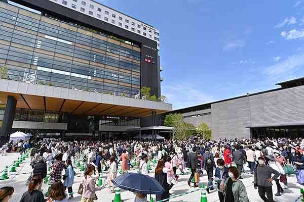 オープン当日の「アミュプラザくまもと」の前で列を作る買い物客ら＝2021年4月23日、熊本市西区（後藤仁孝）