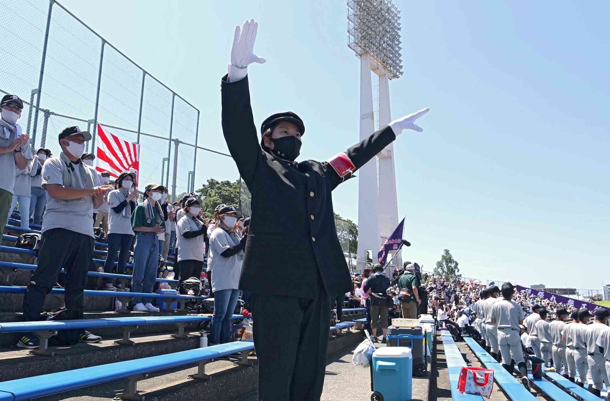 昨年夏の全国高校野球選手権熊本大会決勝で、スタンドから選手を鼓舞する熊本工の応援団員